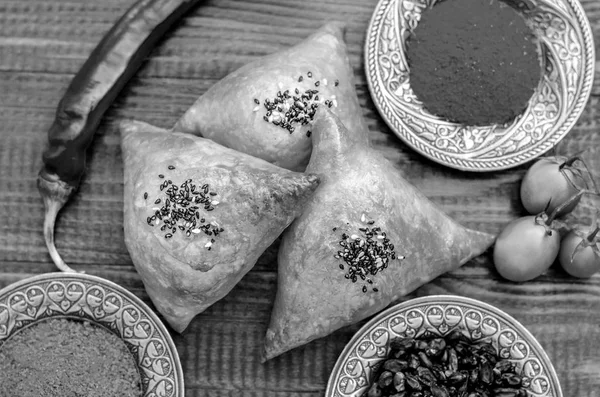 Черно Белое Фото Национальные Блюда Узбекской Самсы Помидоры Красный Перец — стоковое фото