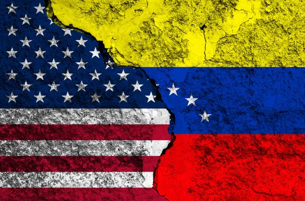 Arka plan doku ile a çatlamak tüm çerçeve üzerinde eski püskü boya Venezuela ve ABD bayrağı. Yatay çerçeve