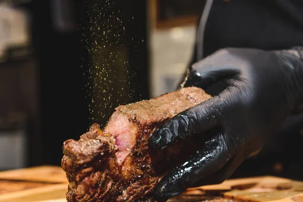 Kawałek Mięsa Smażone Rękach — Zdjęcie stockowe