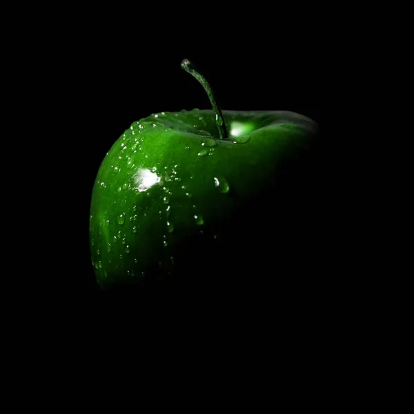 Grönt Saftigt Äpple Med Vatten Droppar Svart Bakgrund Horisontell Ram — Stockfoto