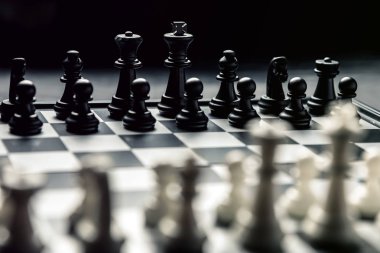 Siyah beyaz satranç tahtasıyla karşı karşıya. Yatay çerçeve