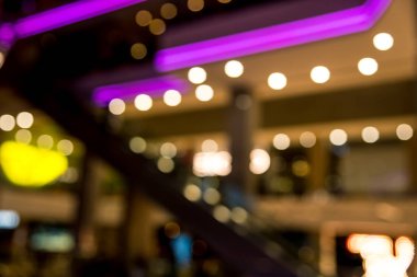 odak alışveriş merkezi ile çok renkli ışıklar. Yatay çerçeve