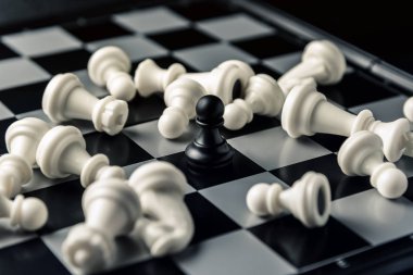 Satranç tahtası. Siyah piyon mağlup beyaz satranç rakibin arasında. Yatay çerçeve