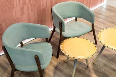 iki yumuşak sandalyeler ve masalar kattadır. Yatay çerçeve