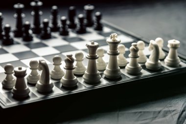 Siyah beyaz satranç tahtasıyla karşı karşıya. Yatay çerçeve