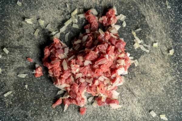 Carne Rossa Finemente Tritata Con Cipolle Cornice Orizzontale — Foto Stock