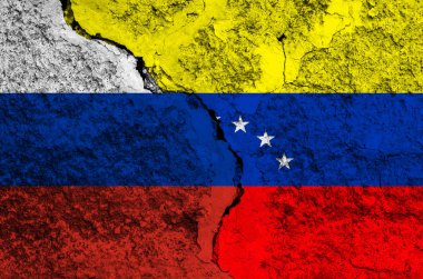 Tüm çerçeve üzerinde bir çatlamak ile yıpranmış boya doku arka plan üzerine Venezuela ve Rusya bayrağı. Yatay çerçeve