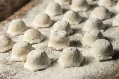 Özbek Ulusal Gıda Chuchvara, köfte, unu ahşap bir gemide gibi. Yatay çerçeve