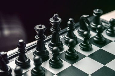 Siyah başlangıç pozisyonuna satrançta ile satranç masası. Yatay çerçeve