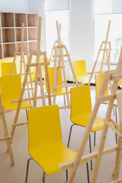 Cours Dessin Scolaire Beaucoup Chevalets Vides Chaises Jaunes Cadre Vertical — Photo