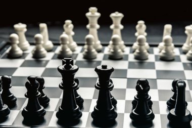 Siyah beyaz satranç tahtasıyla karşı karşıya. Yatay çerçeve