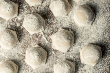 Özbek Ulusal Gıda Chuchvara, köfte, unu ahşap bir gemide gibi. Yatay çerçeve