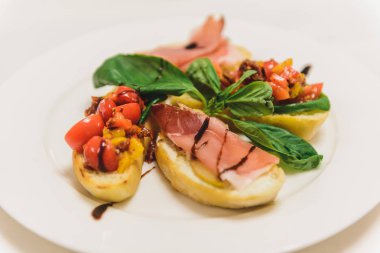 aperatifler pastırma, otlar ve beyaz tabakta sos ile. Yatay Çerçeve