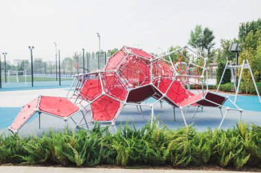 Kimyasal bir element veya fiziksel bir parçacık şeklinde açık alanda büyük heykel. Yatay Çerçeve