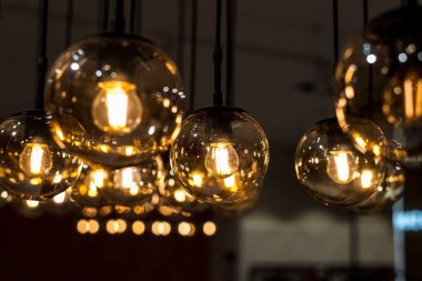 tavanda asılı birçok yanan akkor ampuller. Yatay çerçeve