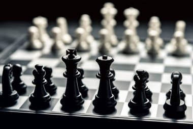 Siyah beyaz satranç tahtasıyla karşı karşıya. Yatay çerçeve