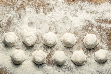 Özbek Ulusal Gıda Chuchvara, köfte, unu ahşap bir gemide gibi. Yatay çerçeve