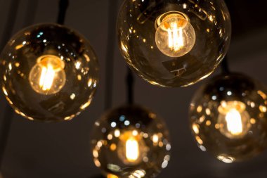 tavanda asılı birçok yanan akkor ampuller. Yatay çerçeve