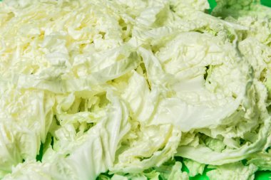 Her çerçeve için yeşil bir gemide Çin lahanası dilimlenmiş