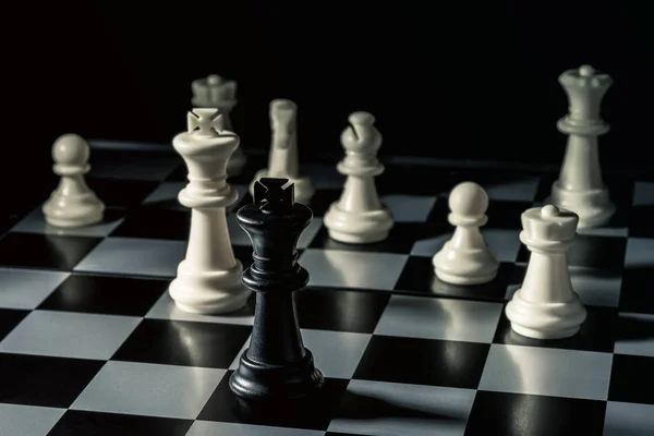 Tablero de ajedrez. Rey negro amenaza ajedrez de oponente blanco — Foto de Stock