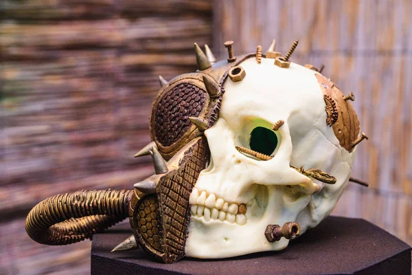 Bolo de chocolate muito bonito na forma de um crânio com uma máscara de gás do perseguidor jogo — Fotografia de Stock