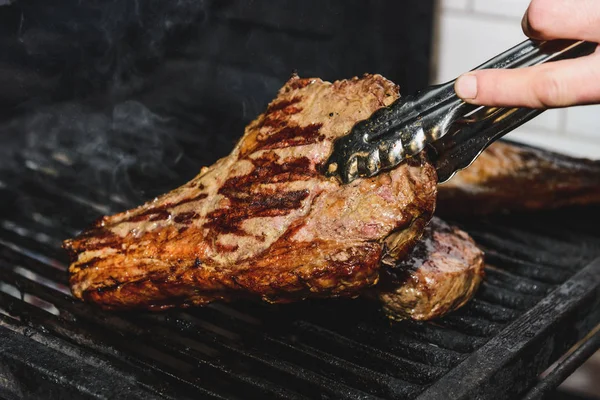 Un trozo de carne frita en las manos — Foto de Stock