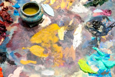 Karma yağlı boya çok renkli bir palet üzerinde farklı renkteki boyalar