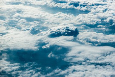 Beyaz bulutların üzerinde zemin veya su Üstten Görünüm