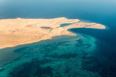 Mavi deniz arasında adanın bir bölümünün Üstten Görünüm