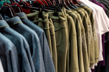 renkli elbise asılı raflar depolar