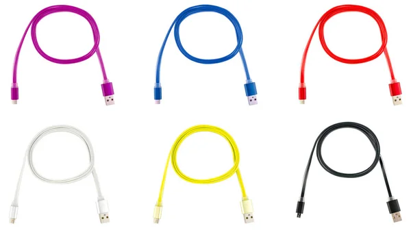 Seis cabos USB multi-coloridos em um fundo isolado branco — Fotografia de Stock