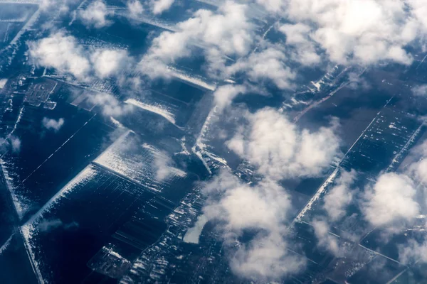 Κάτοψη του άσπρα σύννεφα πάνω από την πόλη — Φωτογραφία Αρχείου
