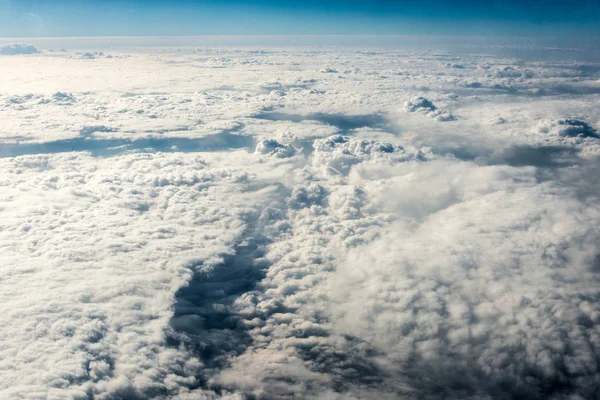 Vue de dessus des nuages blancs au-dessus du sol ou de l'eau — Photo