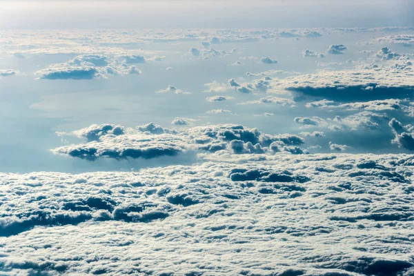 Vista superior de nubes blancas sobre el suelo o el agua —  Fotos de Stock