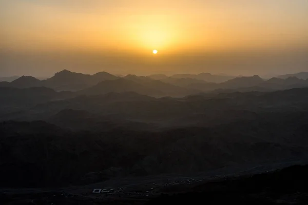 A textúra a hegyek fölött felkelő nap — Stock Fotó