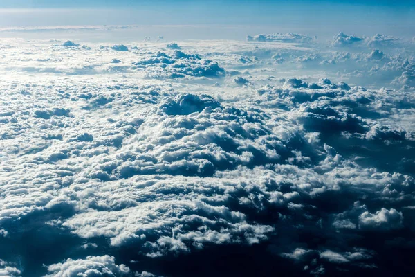 Widok z góry białe chmury nad ziemią lub wodą — Zdjęcie stockowe