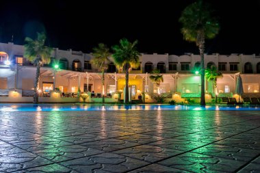 Sharm el-Sheikh, Mısır, 02/25/2019. Gece manzarası, havuz, evler ve palmiye ağaçları bakan otel iç
