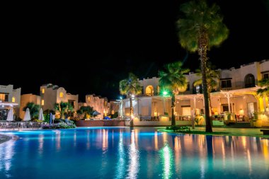 Sharm el-Sheikh, Mısır, 02/25/2019. Gece manzarası, havuz, evler ve palmiye ağaçları bakan otel iç