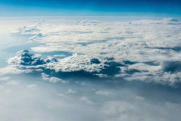 Vista dall'alto di nuvole bianche dal suolo o dall'acqua — Foto Stock