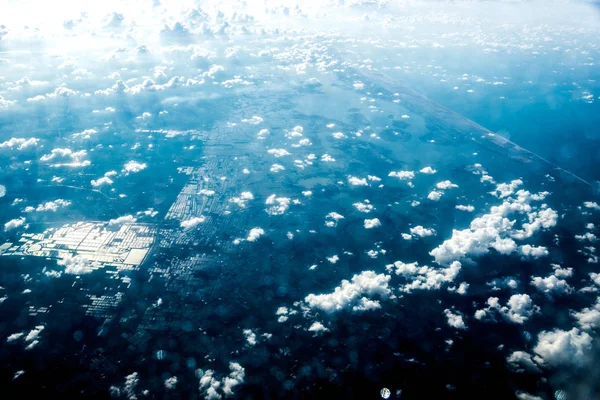 Κάτοψη του άσπρα σύννεφα πάνω από το νερό — Φωτογραφία Αρχείου