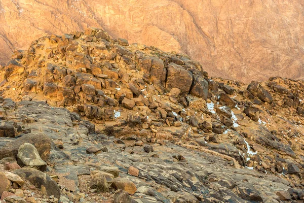 Moyen-Orient ou Afrique, chaîne de montagnes pittoresque et une grande vallée de sable photographie de paysages désertiques — Photo