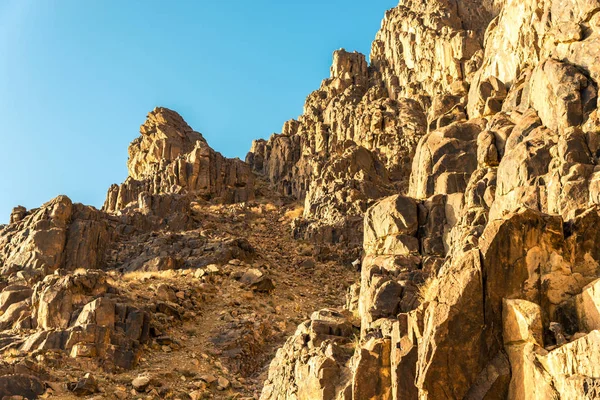 Moyen-Orient ou Afrique, chaîne de montagnes pittoresque et une grande vallée de sable photographie de paysages désertiques — Photo