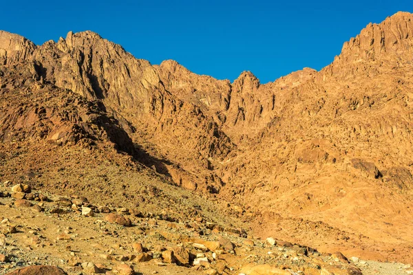 중동 또는 아프리카, 그림 같은 벌 거 벗은 산 범위와 큰 모래 계곡 사막 풍경 풍경 사진 — 스톡 사진