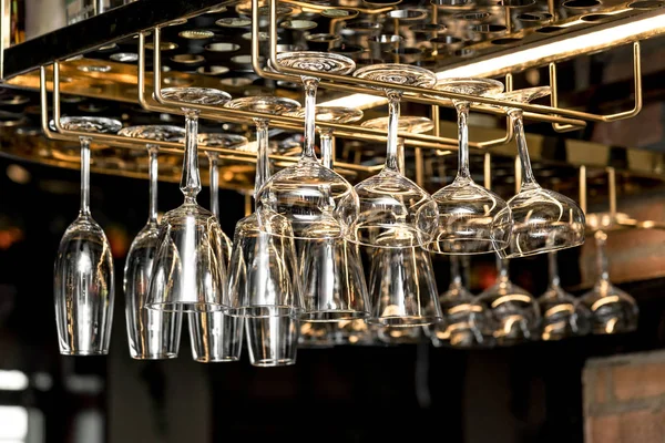 Copas de vino limpias cuelgan en el estante — Foto de Stock