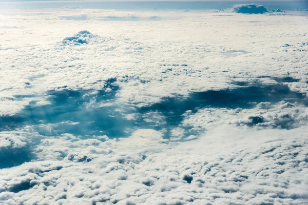 Vista dall'alto di nuvole bianche dal suolo o dall'acqua — Foto Stock