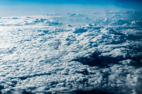 Widok z góry białe chmury nad ziemią lub wodą — Zdjęcie stockowe