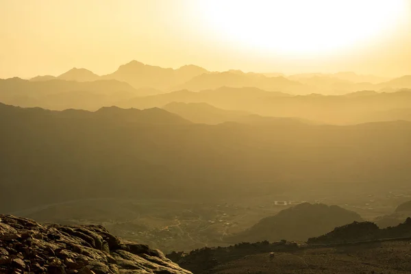 A csupasz hegy a hegy tetejéről a napfelkeltét kilátás — Stock Fotó