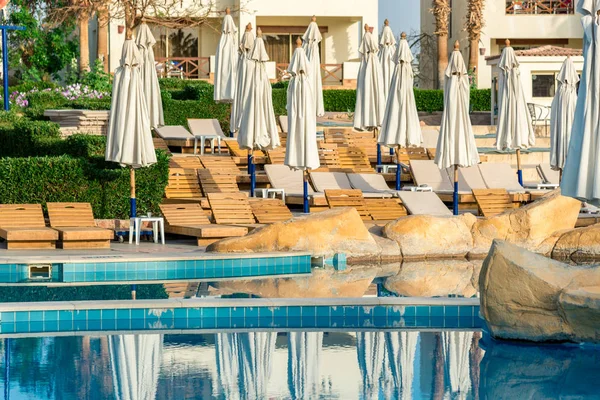Sharm el-Sheikh, Egito, 25 / 02 / 2019. O interior do hotel para recreação. Piscina de água azul, palmeiras e espreguiçadeiras — Fotografia de Stock