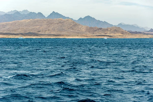 Seascape, view of the blue sea with high bald mountains in the background — Stock Photo, Image