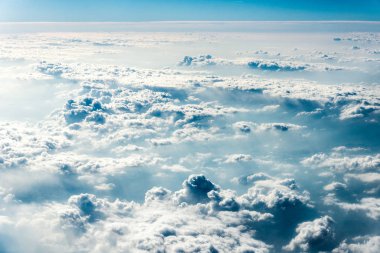 Beyaz bulutların üzerinde zemin veya su Üstten Görünüm